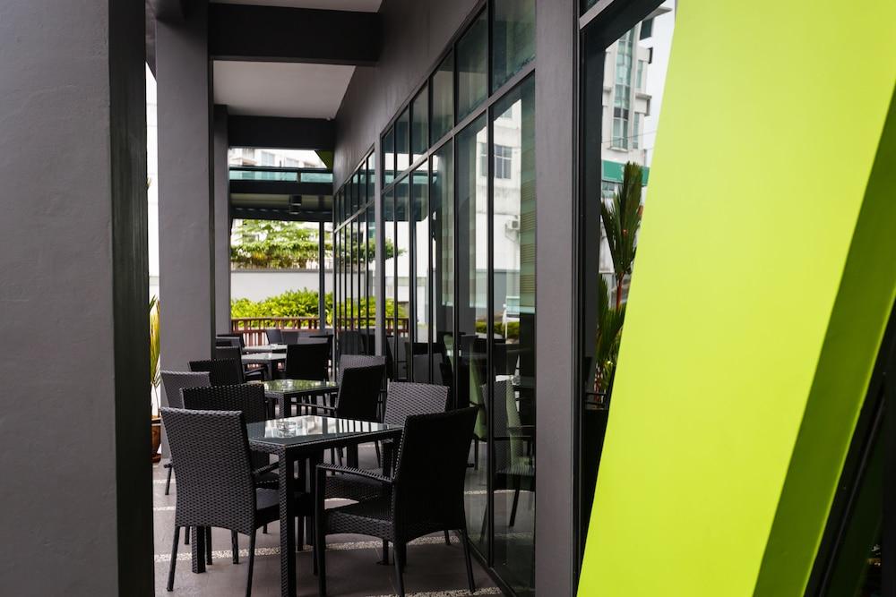 56 Hotel Kuching Buitenkant foto