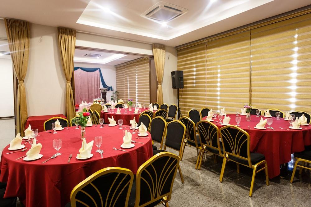 56 Hotel Kuching Buitenkant foto