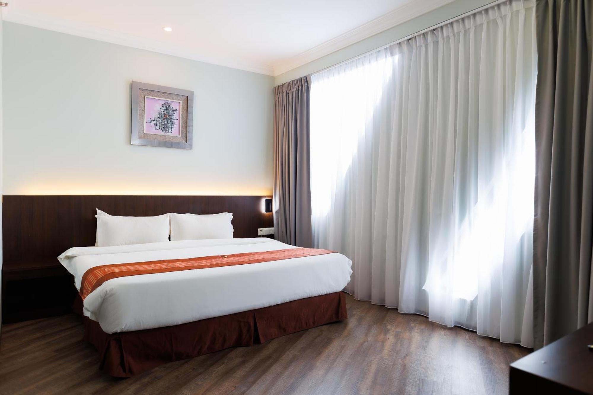 56 Hotel Kuching Buitenkant foto
