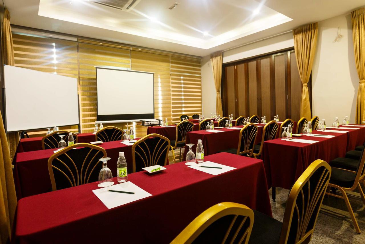 56 Hotel Kuching Buitenkant foto
