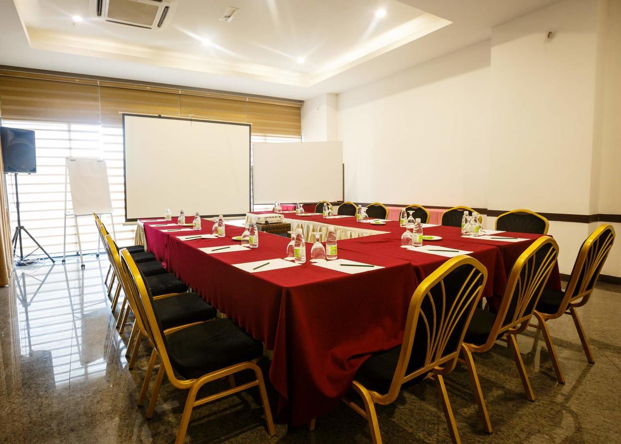 56 Hotel Kuching Buitenkant foto