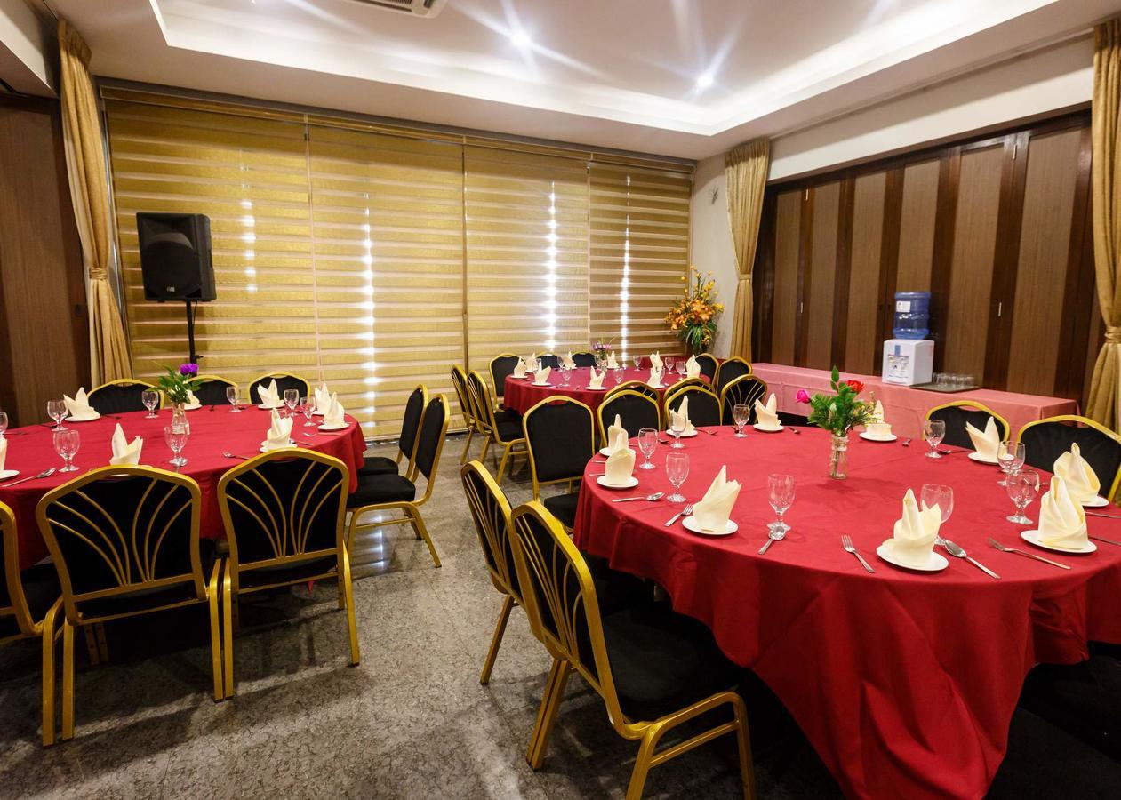 56 Hotel Kuching Buitenkant foto