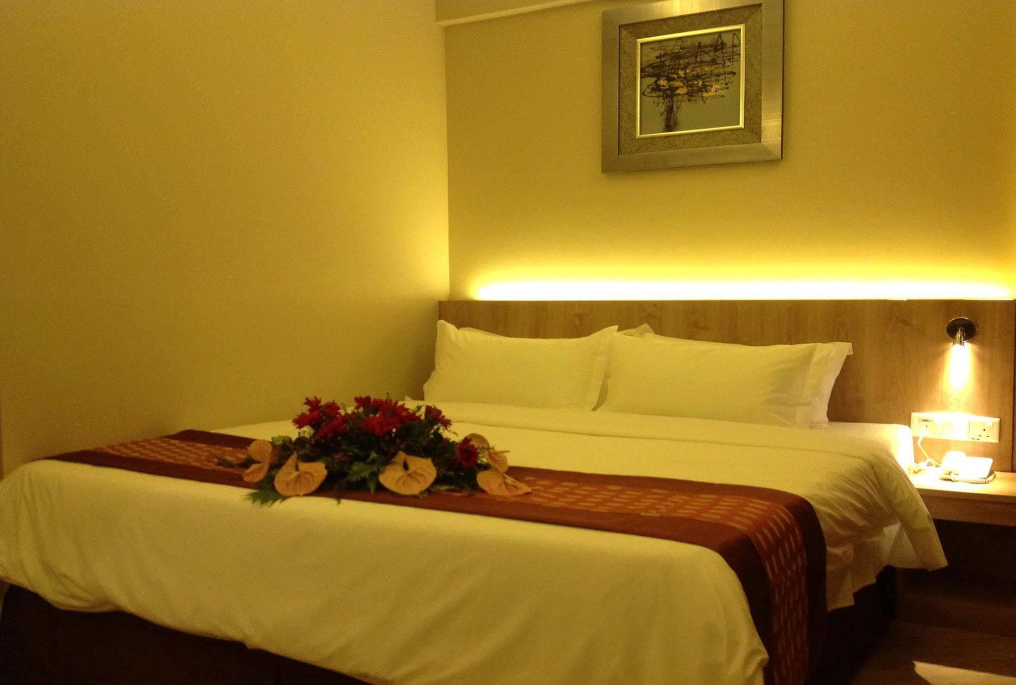 56 Hotel Kuching Buitenkant foto